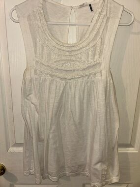 Anthropologie Women’s White Sleeveless Crochet Yoke Top. Size Medium